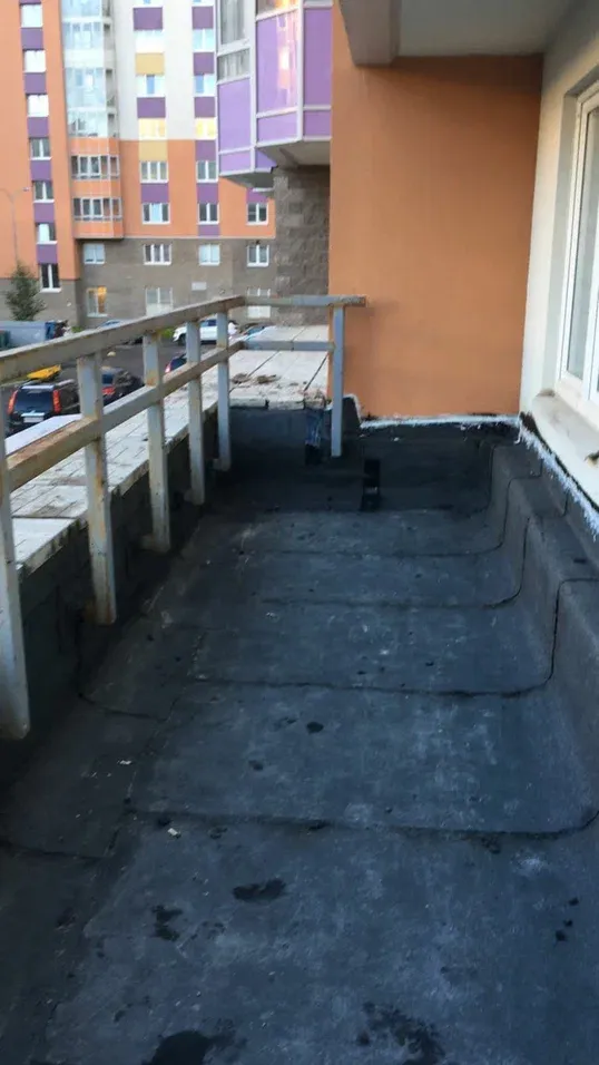 Эксплуатируемая кровля балкона под плиткой до ремонта в Мурино на Петровском бульваре