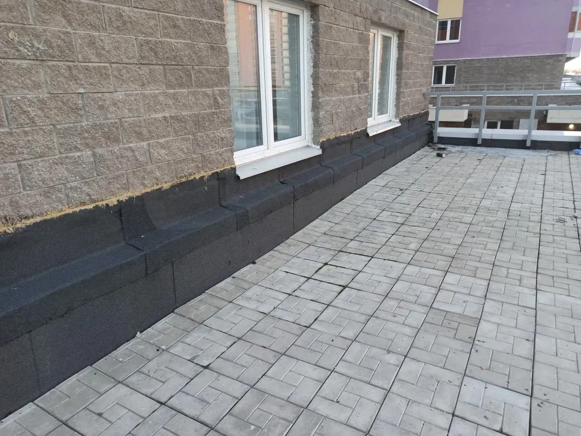 Эксплуатируемая кровля балкона в Мурино после ремонта с восстановленной плиткой и примыканиями