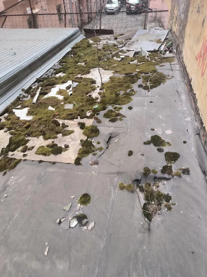 Старая кровля железного гаража до ремонта на Фурштатской в Санкт-Петербурге