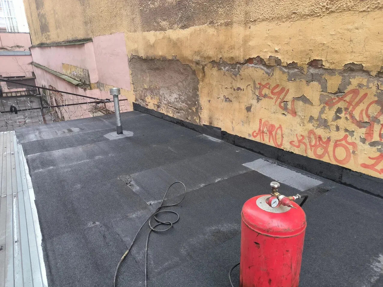 Примыкание новой мягкой кровли к стене после ремонта гаража на Фурштатской