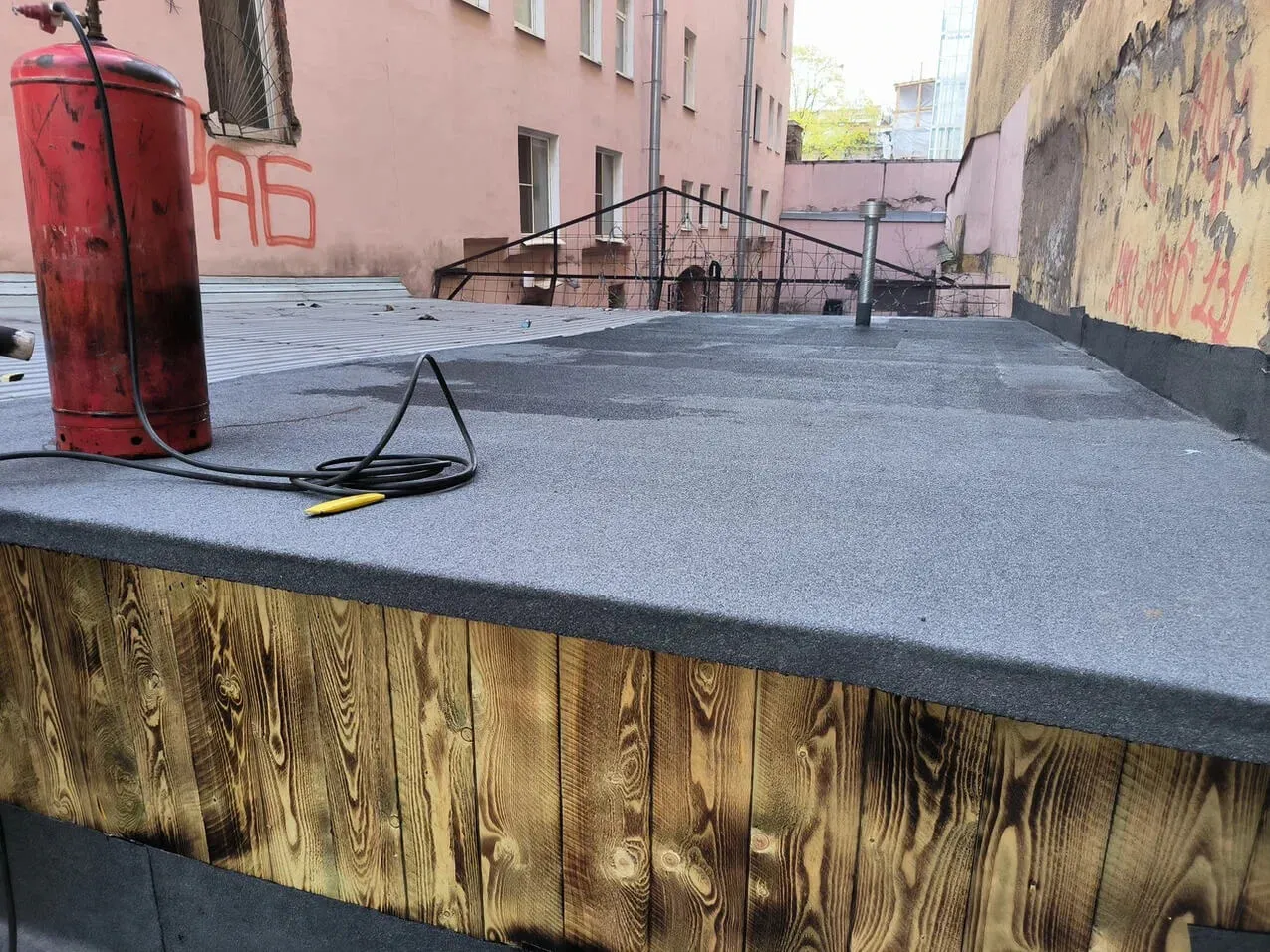 Новая наплавляемая кровля на железном гараже после ремонта на Фурштатской в Санкт-Петербурге