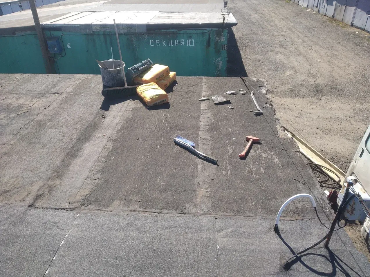 Разрушенный козырек бетонной плиты гаража до ремонта и в процессе восстановления