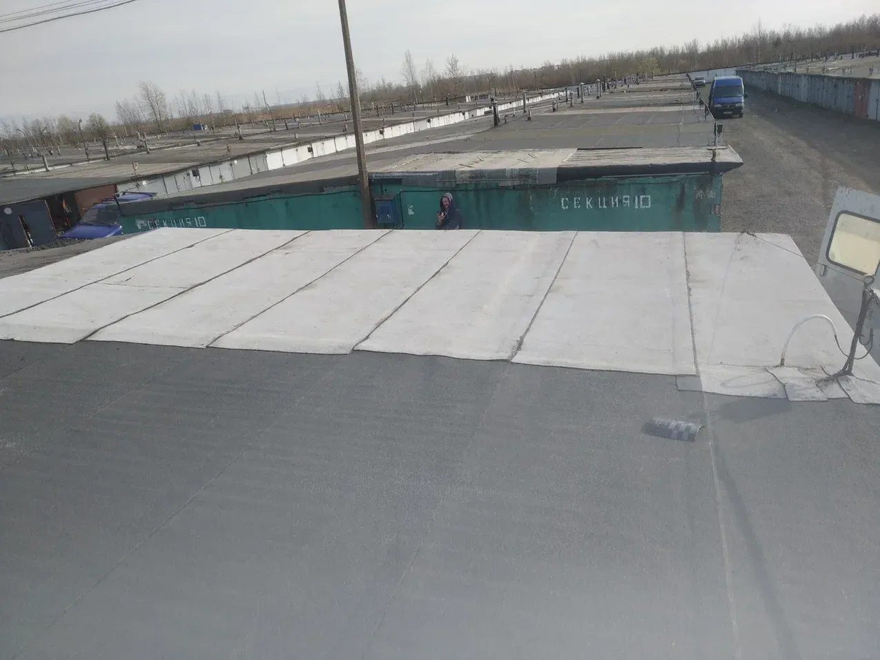 Отремонтированный козырек гаража с наплавляемой кровлей после восстановления в ГСК Дружба