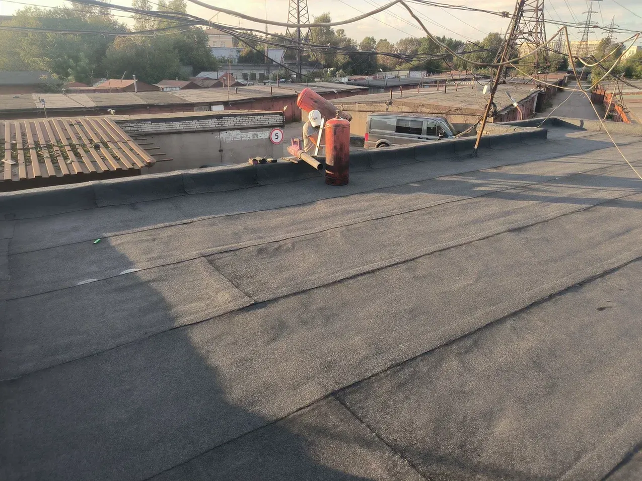 Примыкание на кровле административного здания ГСК после ремонта на Маршала Жукова, 17