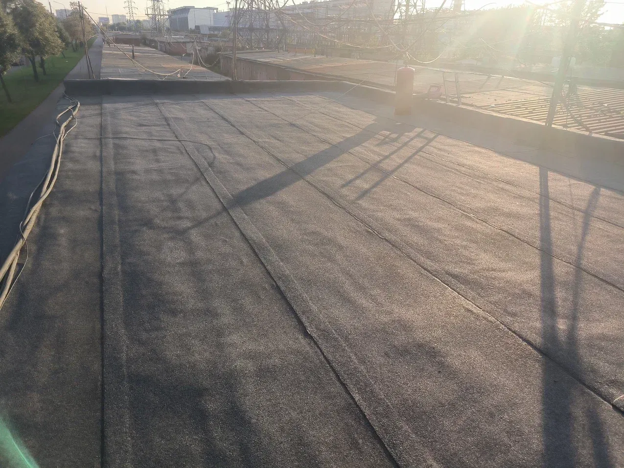 Новая мягкая кровля с обходами стоек под провода на административном здании ГСК