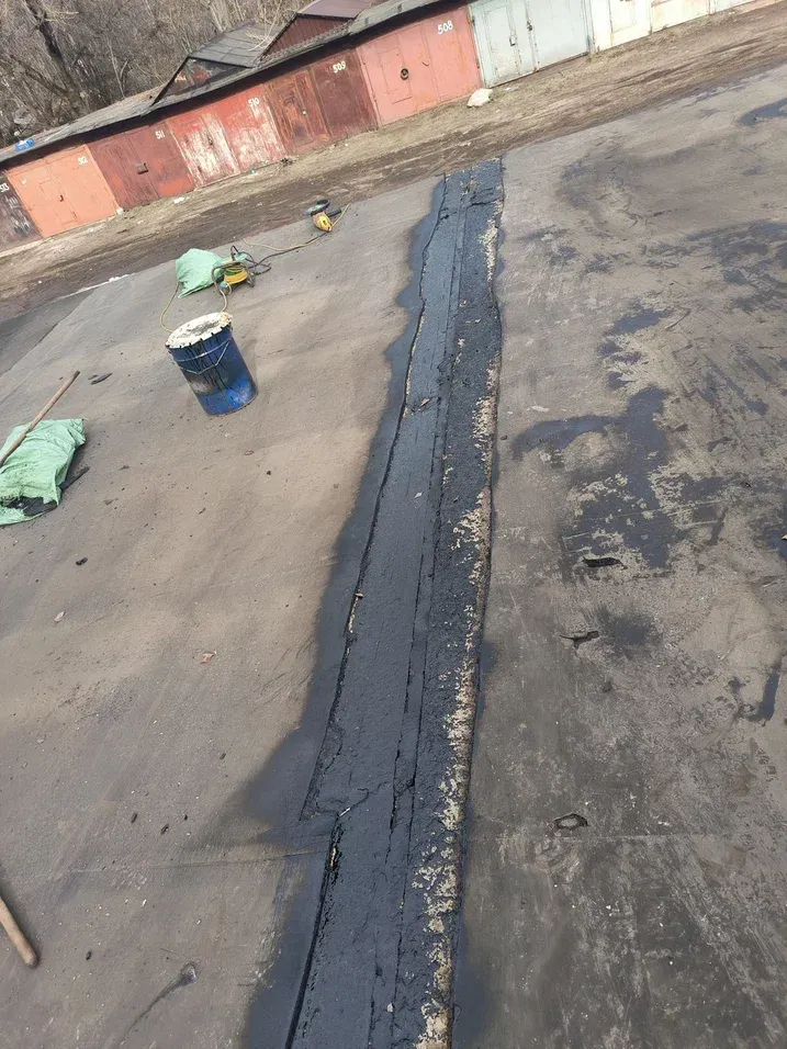 Обработка проблемного стыка кровли гаража перед наплавлением нового материала