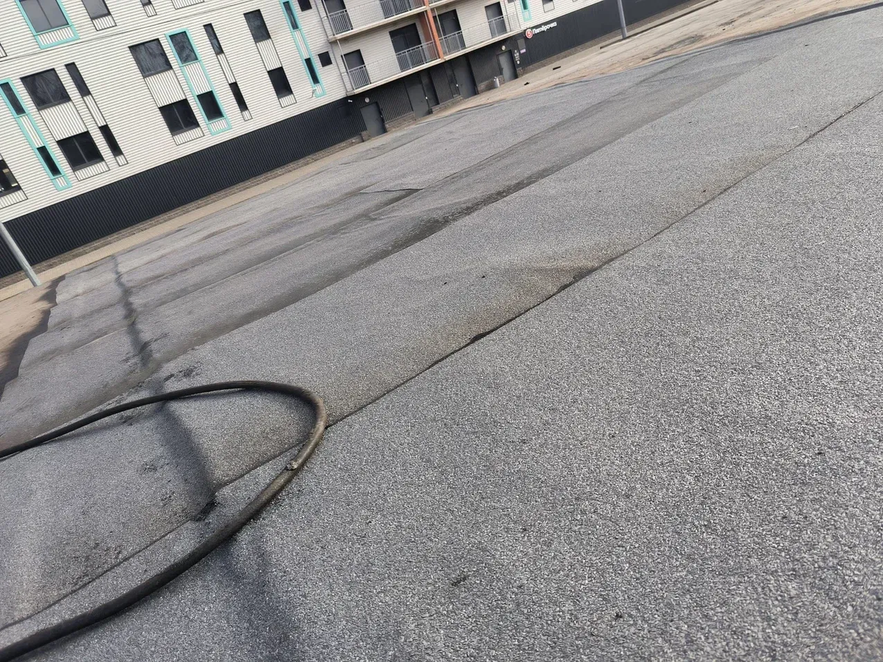 Готовая мягкая кровля гаража после локального ремонта и отсечки от соседа