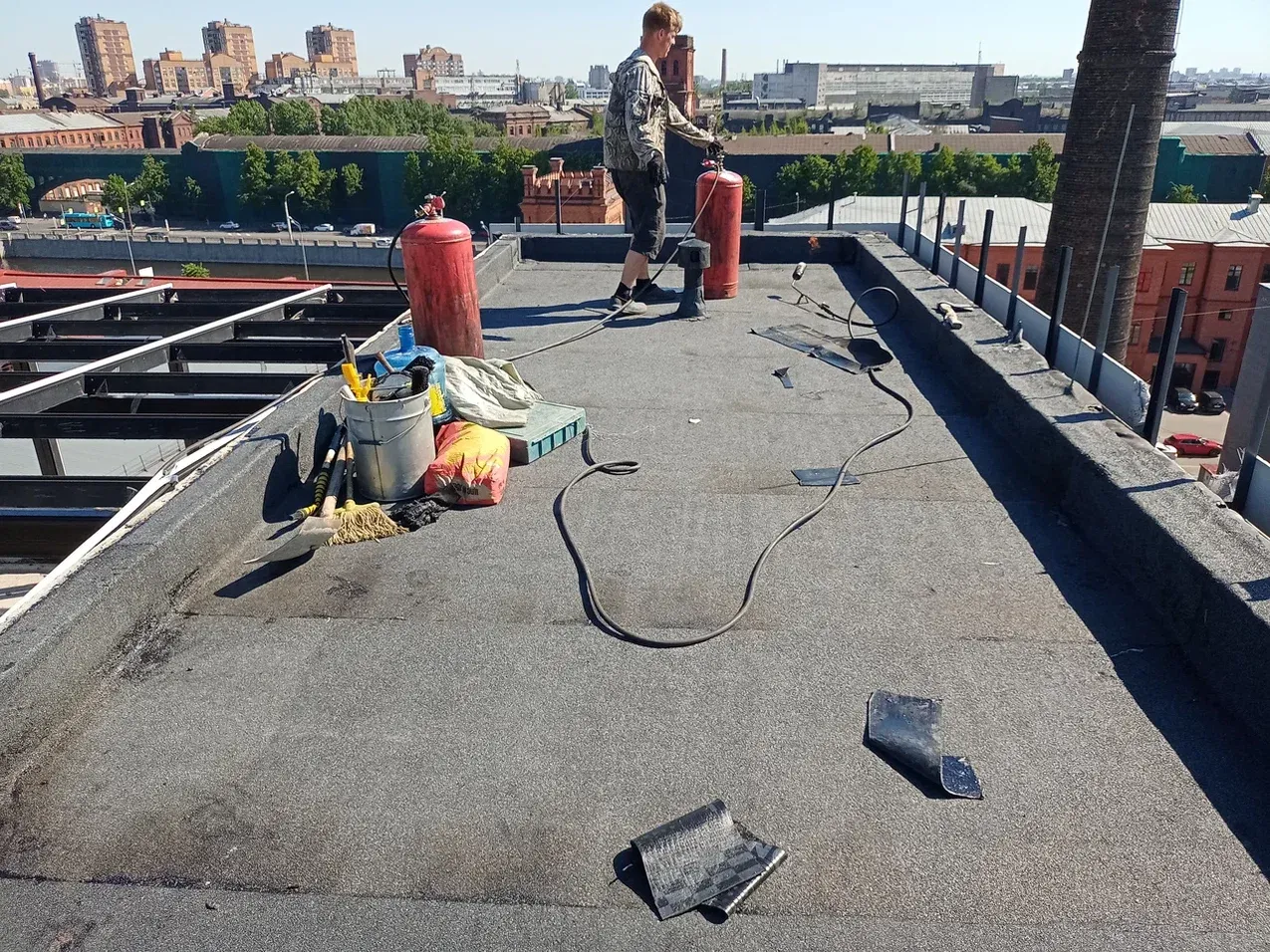 Процесс наплавления мягкой кровли на объекте Обводный двор