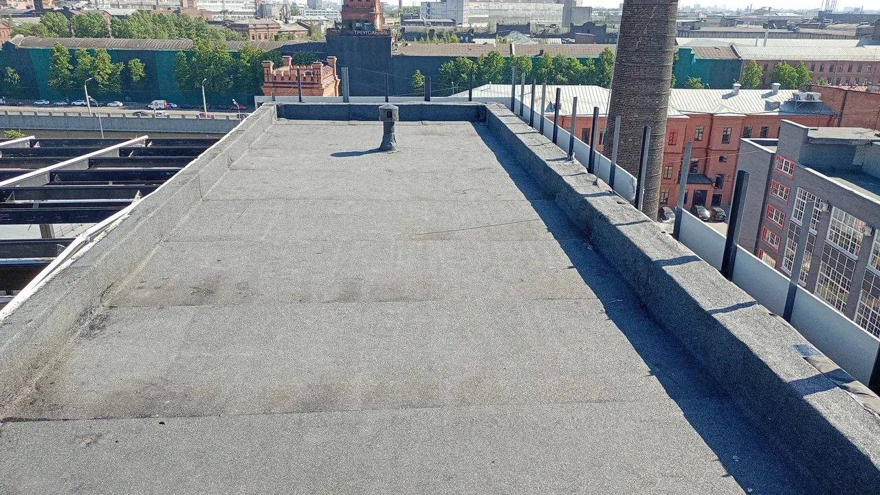 Готовая кровля бизнес-центра после монтажа Унифлекс ЭПП и ЭКП