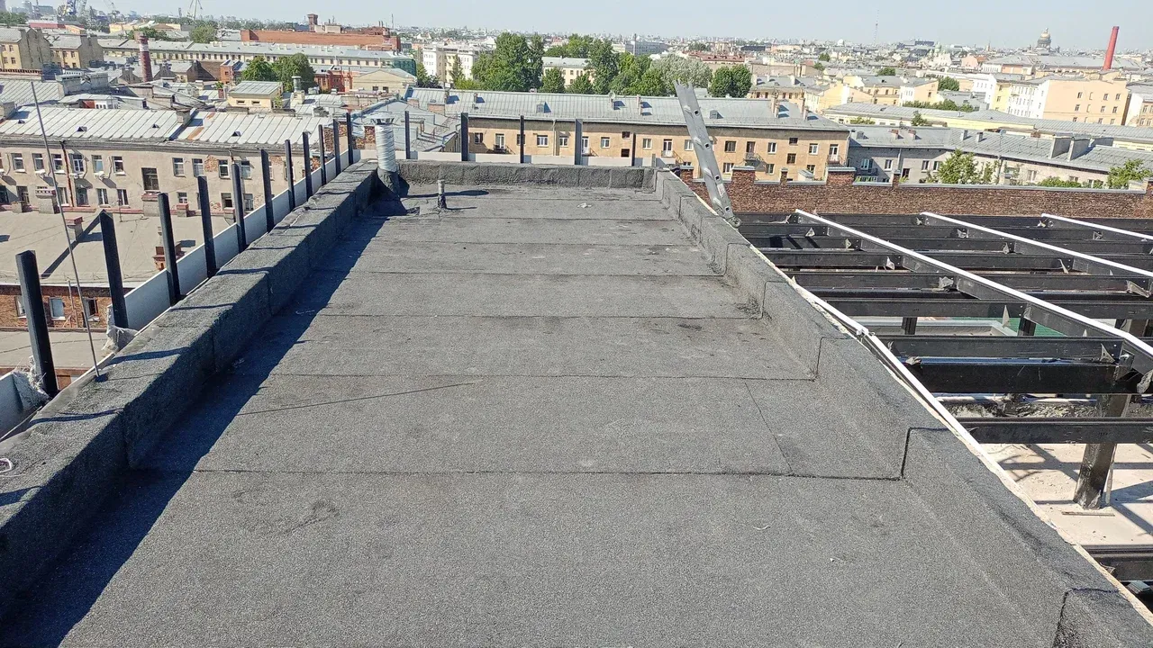 Готовая наплавляемая кровля бизнес-центра Обводный двор после монтажа Унифлекс