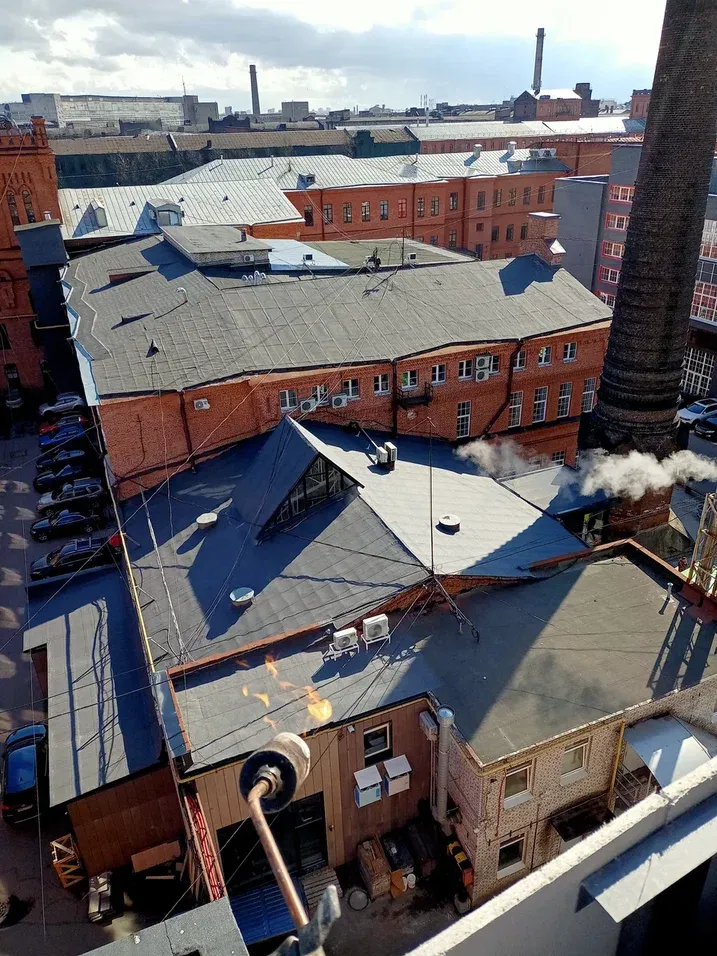 Сложная наплавляемая кровля с треугольной геометрией на объекте на Обводном канале после монтажа