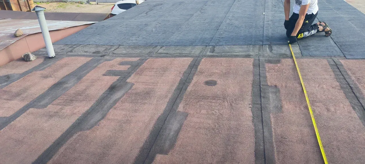 Процесс ремонта кровли гаража в СПб с наплавлением рулонного материала