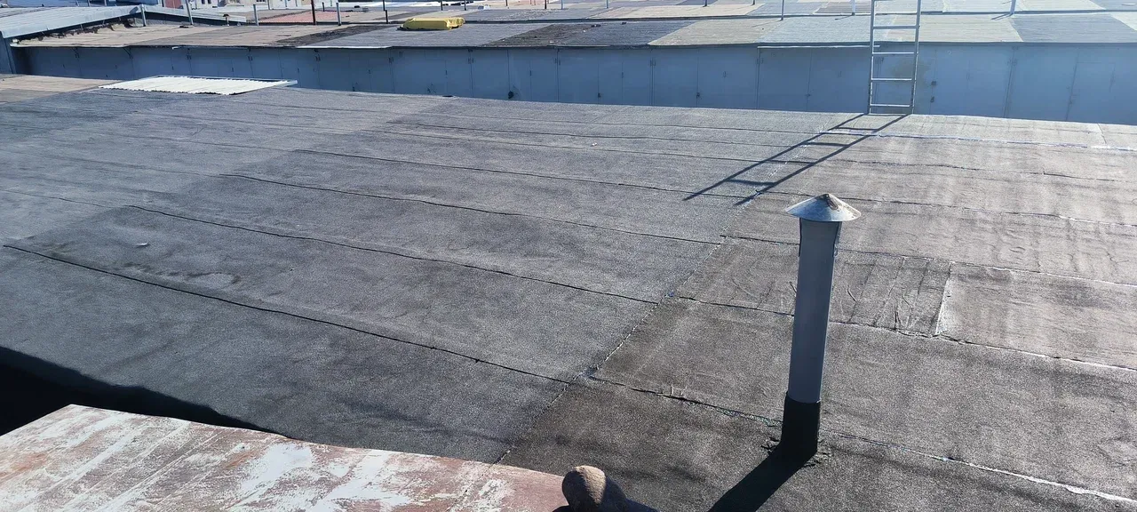 Готовая кровля гаража после ремонта в СПб с наплавлением Унифлекс ЭКП