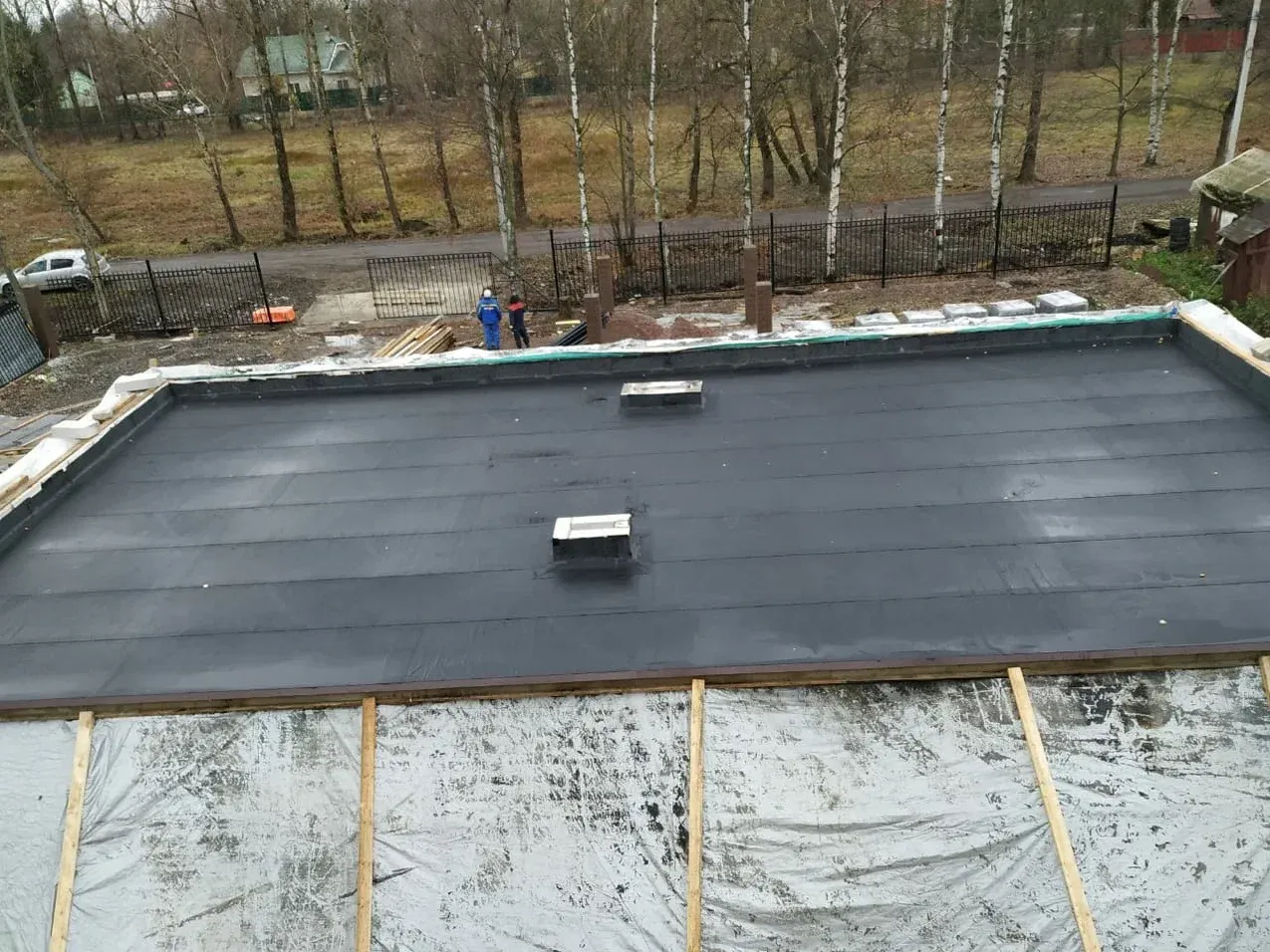 Готовая мягкая кровля загородного дома после монтажа Унифлекс ЭПП и ЭКП