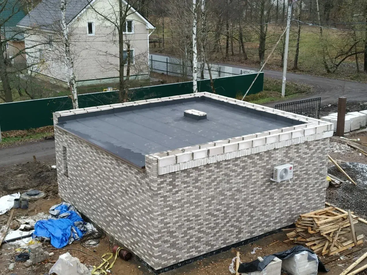 Готовая наплавляемая плоская кровля загородного дома в Сестрорецке после монтажа в два слоя