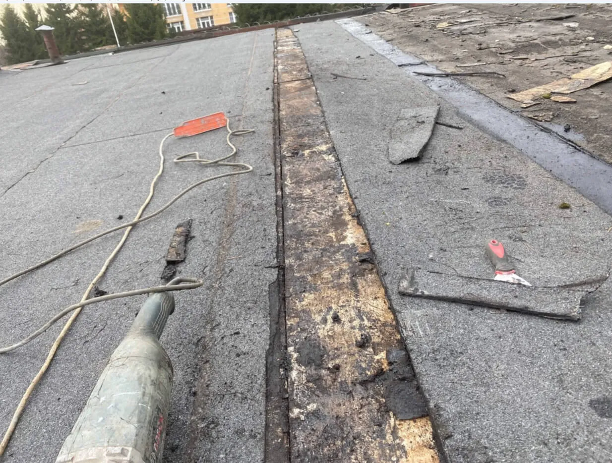 Локальное вскрытие старой кровли гаража до бетона перед ремонтом и отсечкой