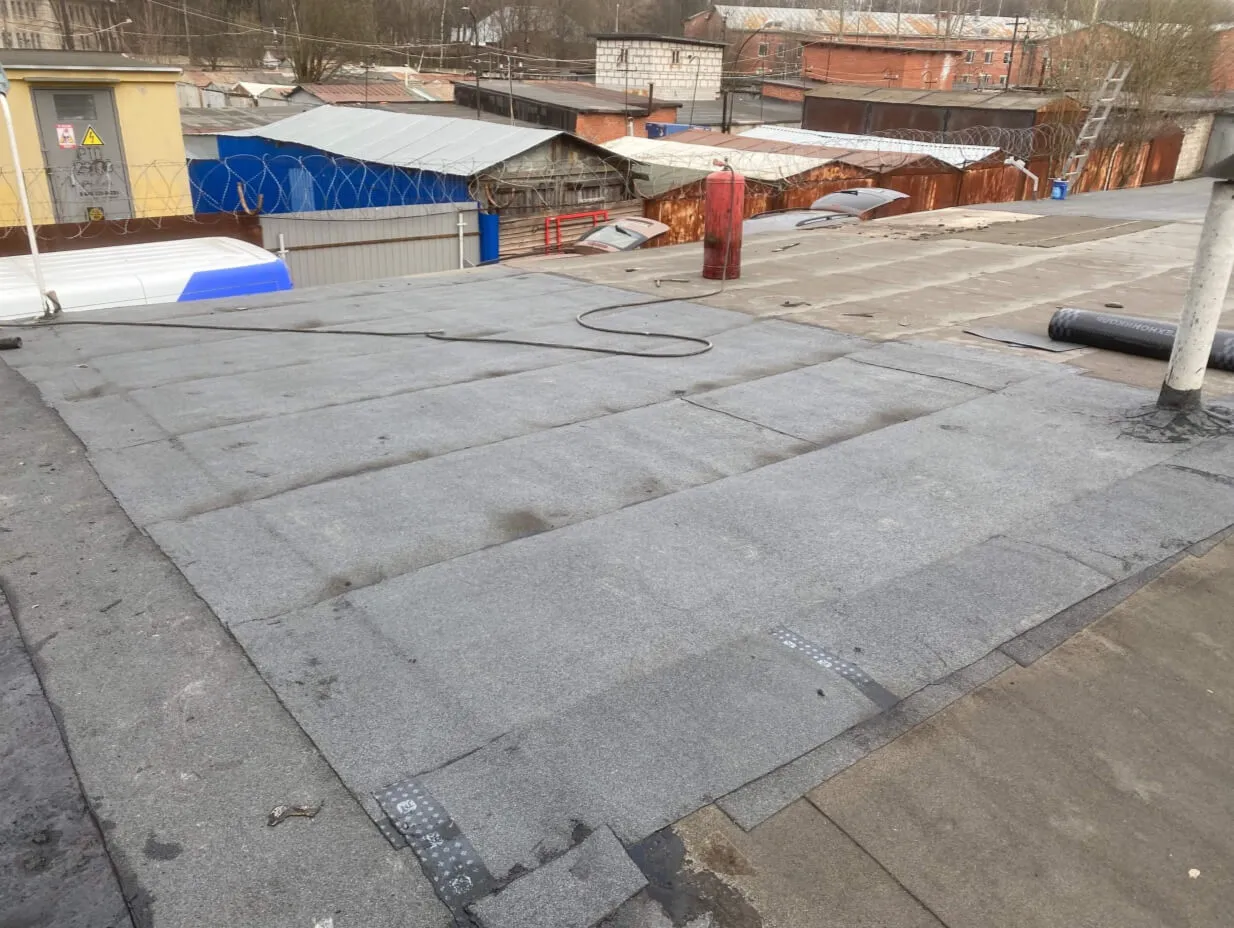 Локальный ремонт крыши гаража после наплавления нового участка кровли с нахлестами